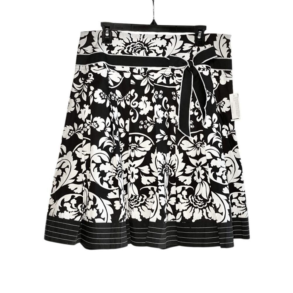Larry Levine Floral Pleated Skirt in Black/White Womens 12